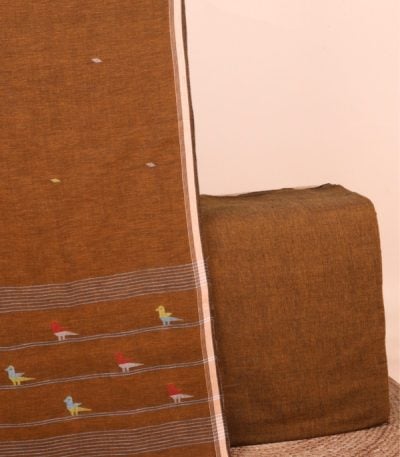 This 2pc unstitched fabric set features a soft