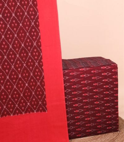 This 2pc unstitched fabric set features an Ikkat-weave dupatta with a woven border and tasseled fringe