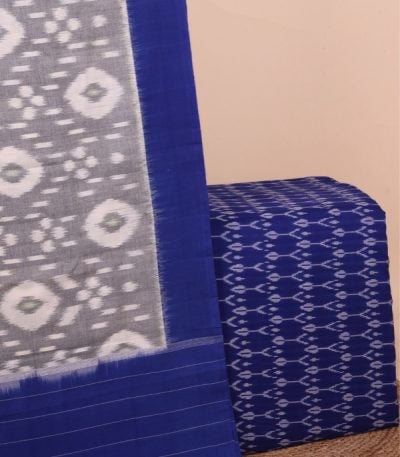 This 2pc unstitched fabric set features an Ikkat-weave dupatta with a woven border and tasseled fringe
