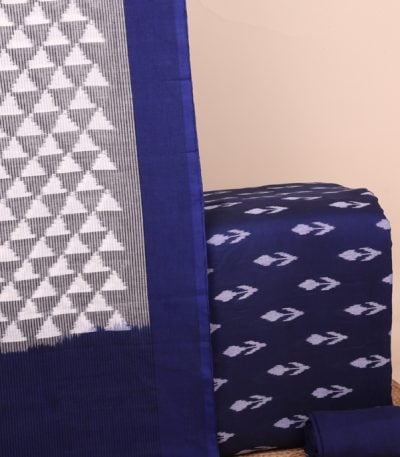This 3pc unstitched fabric set features an Ikkat-weave dupatta with a woven border and tasseled fringe