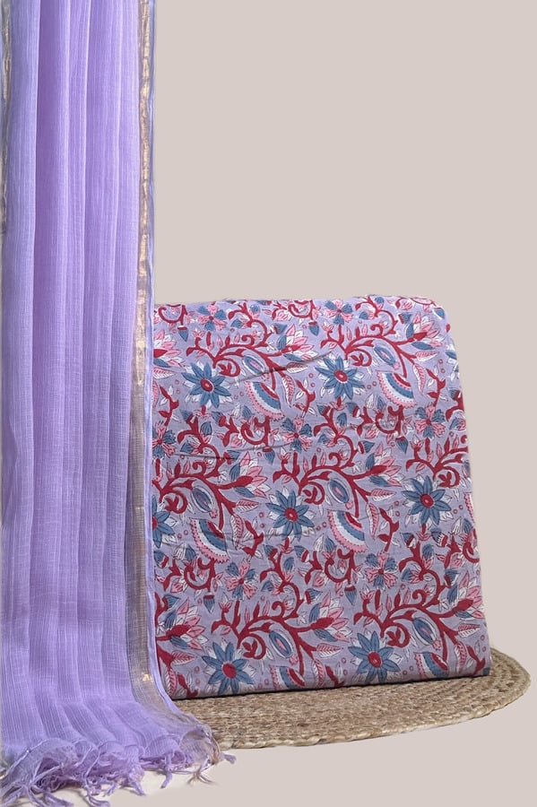 This purple unstitched suit fabric set includes a 2.50 metre AirLoom™ Kota dupatta paired with a 2.50 metre Blockprint Soft Cotton top fabric. Ideal for custom tailoring into your preferred silhouette.