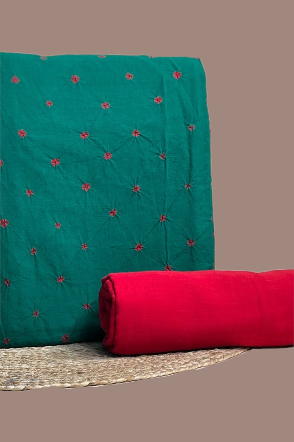 This green unstitched fabric set includes a 2.50 metre Bandhani Cotton top and a 2.50 metre Handloom Cotton bottom. No dupatta included in this set.